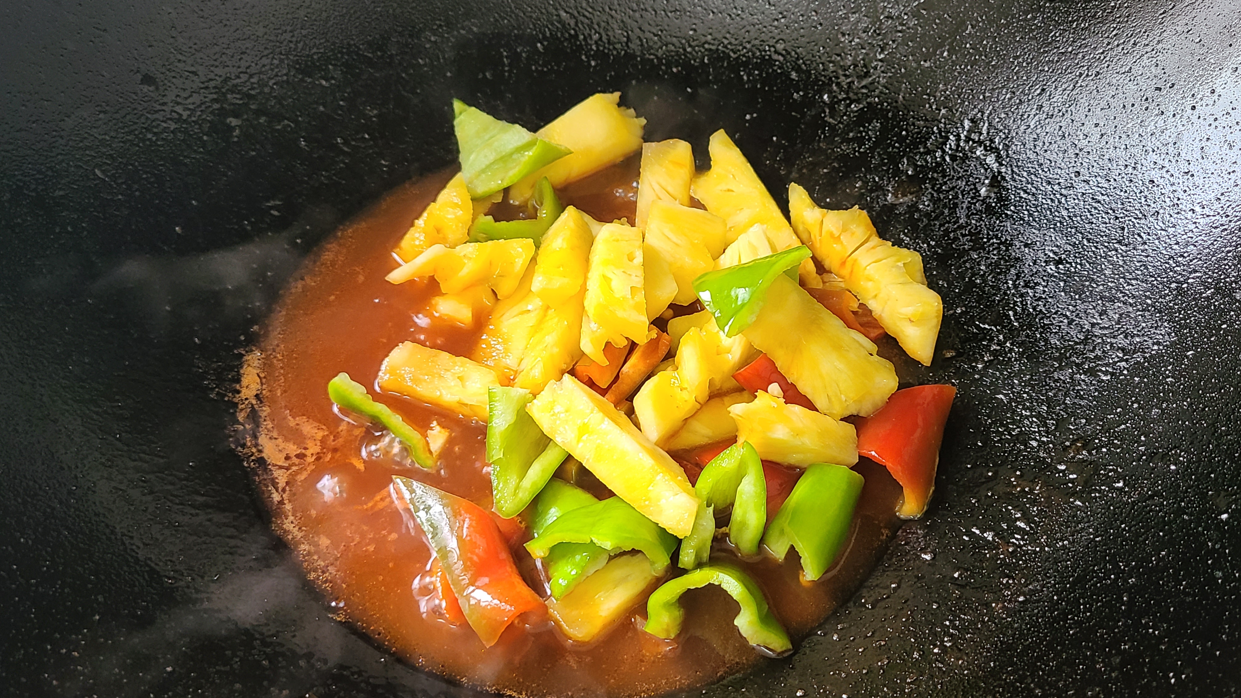 菠萝咕噜肉，广东夏天很火的一道美食，开胃又好吃，味道特别