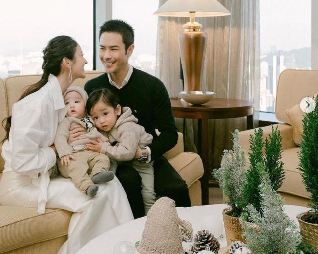 郑嘉颖一家四口拍全家福过节，四个月弟弟眼睛比哥哥还大颜值超高