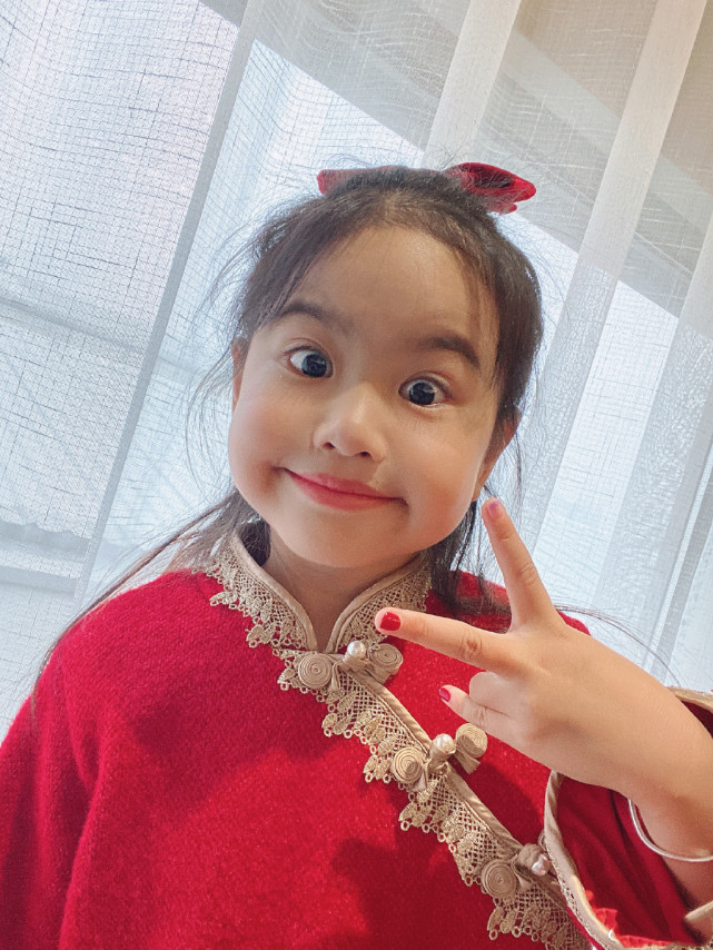 包貝爾慶女兒滿6歲，餃子穿西裝耍酷氣場超強，小小年紀星味兒足