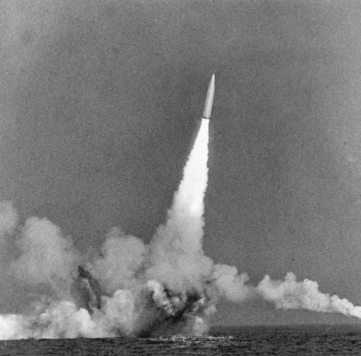 刘华清：64岁踮起脚看别人航母，让人心酸，晚年