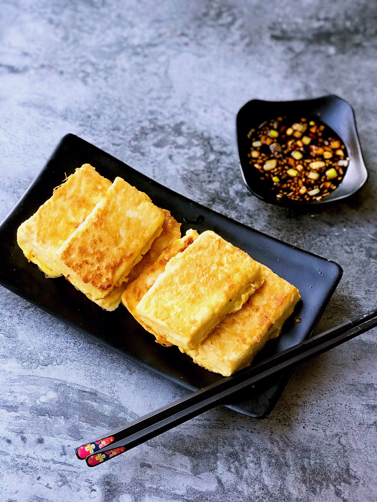 香煎豆腐，先粘淀粉还是先粘蛋液，别弄错了，不然粘锅，还不入味