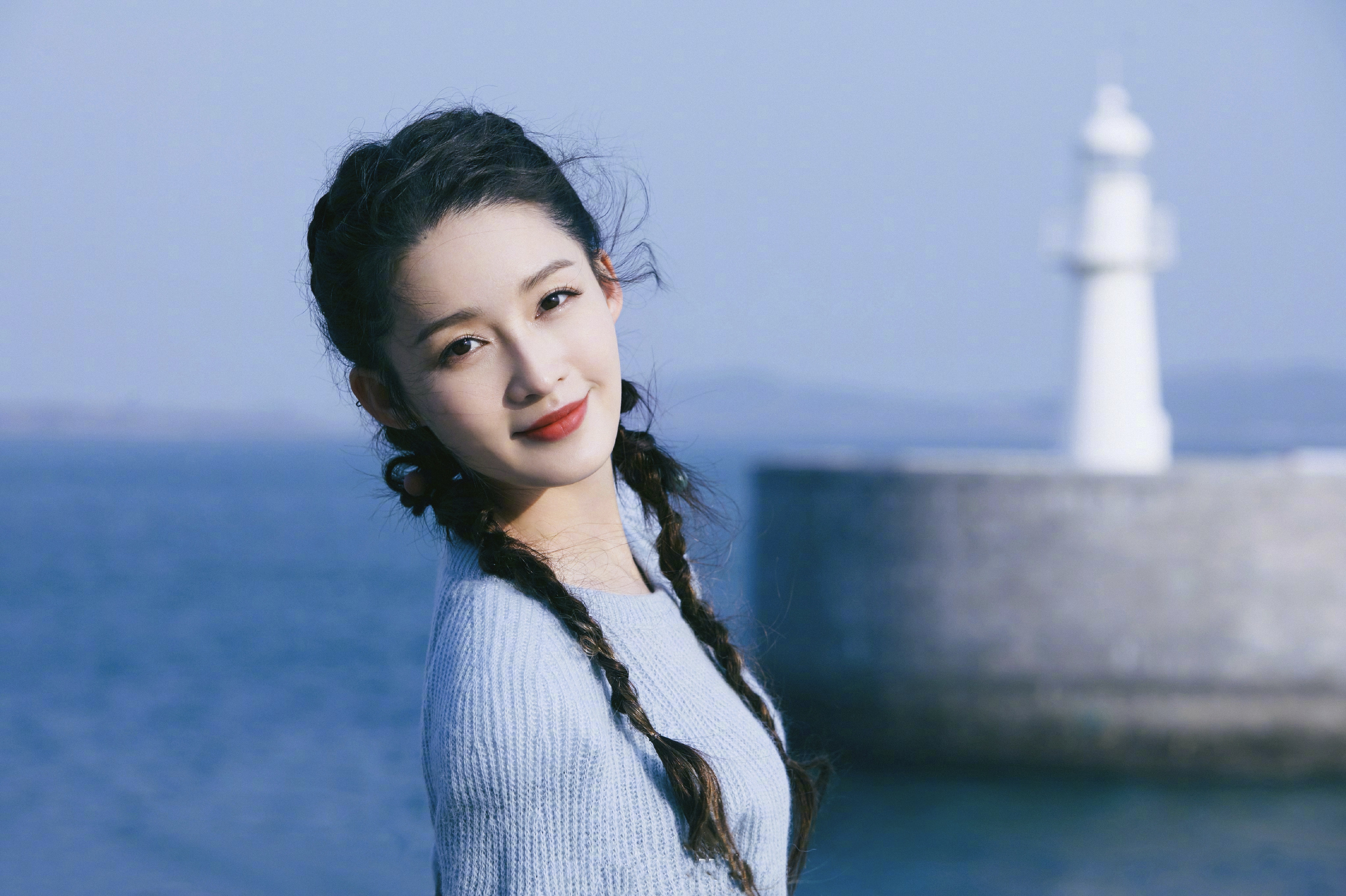 李沁海边拍大片真让人羡慕，一身蓝色
