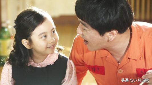 《7号房的礼物》：6岁的父亲能为上小学的女儿带