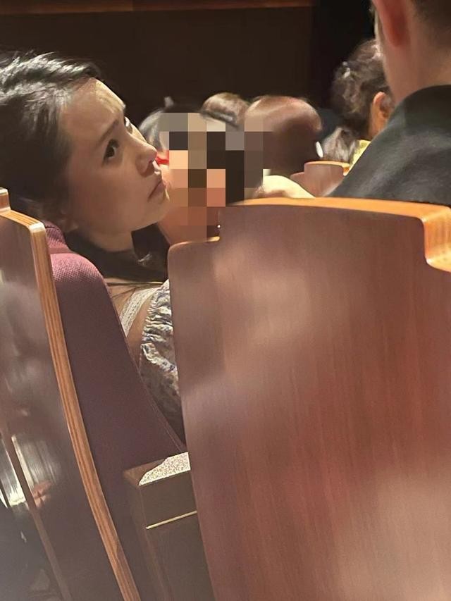 伊能静陪5岁女儿游玩照曝光，穿衣打扮似少女，