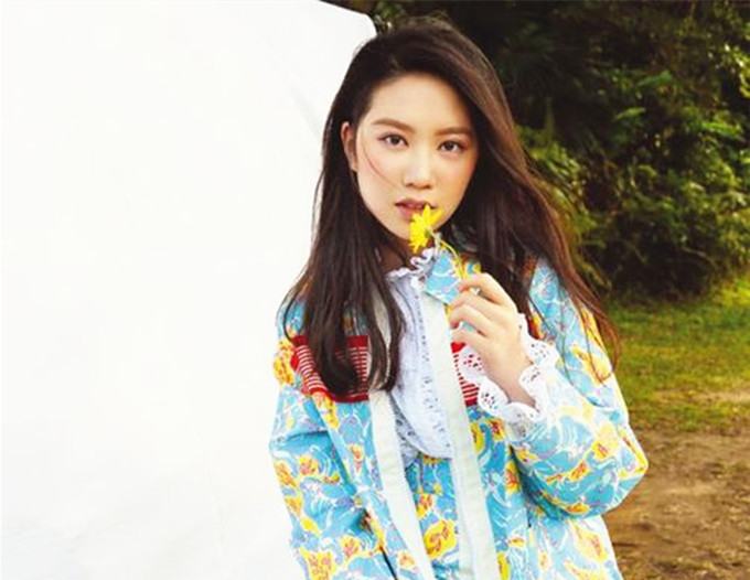 進娛樂圈？ 甄子丹女兒17歲生日，高調開社交賬號，分享跳舞MV