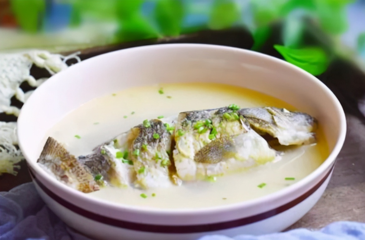 圖片[1]-燉魚湯如何能沒腥味 牢記“2加2不加”-起舞食譜網