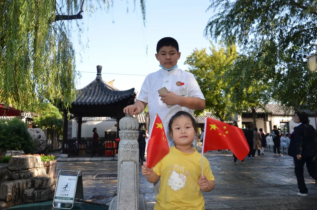 国旗飘扬在济南古城，最爱一抹中国红
