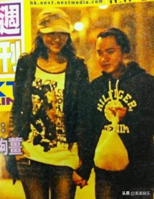 王祖藍曬全家福官宣二胎，小女兒正臉曝光，寵妻狂魔變女兒奴