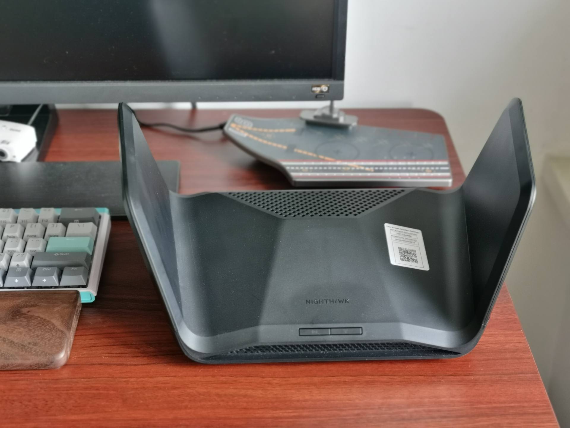 网件RAX70路由器轻开箱，鹰翼造型的WiFi6长什么样？