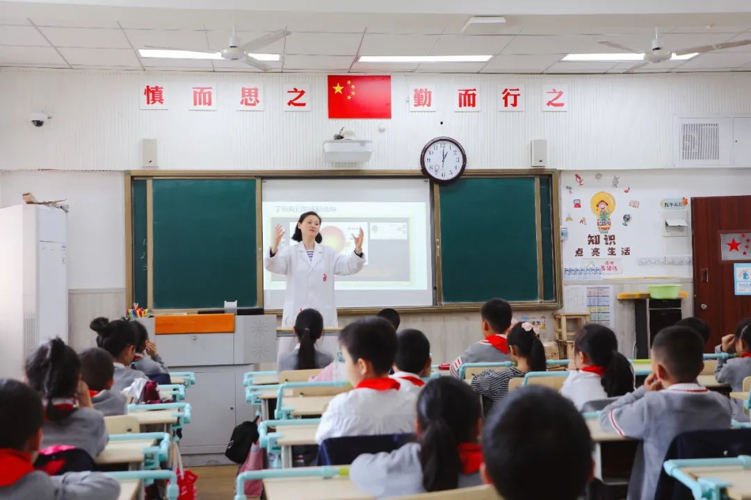 【家长课堂】“目”浴阳光，让我们为“eye”一起行动！——华中附小家长进课堂之爱护眼睛远离近视活动