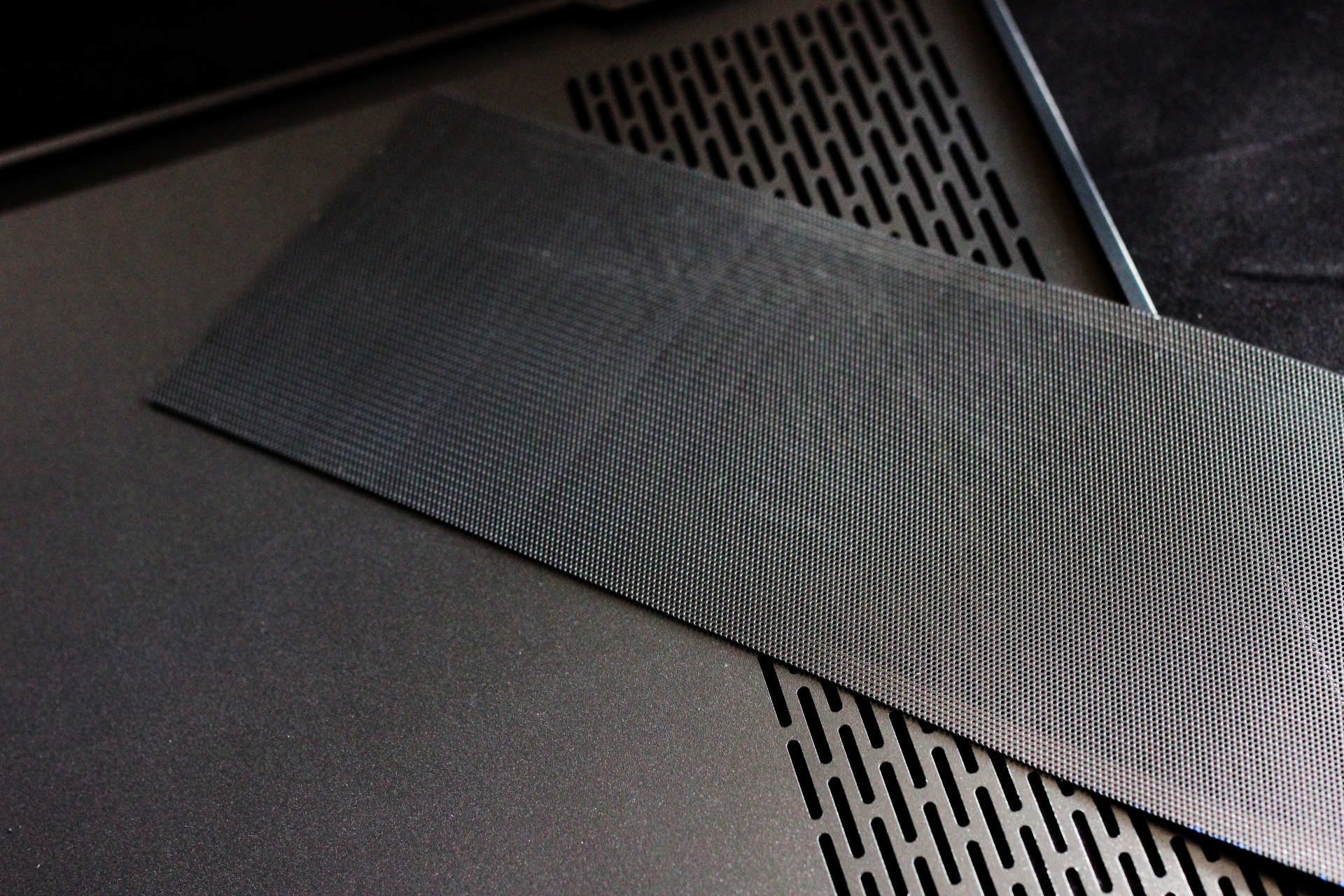 机箱通透，水冷好用，发光体聚集打造“光污染”