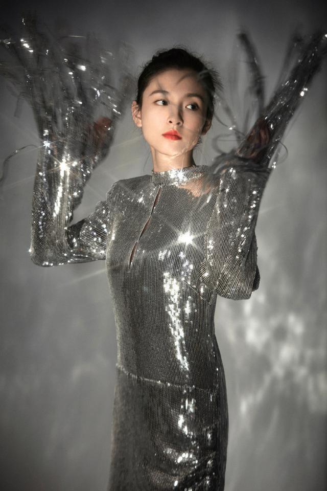 “?；ā眳琴怀鯌俑胁辉?，穿流蘇亮片裙清冷高級，氣質(zhì)改變不少