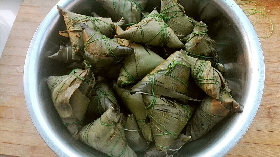 端午節，曬一下我家包粽子，多種包法，無任何添加劑，簡單又好吃