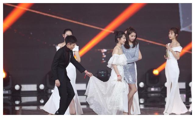 杨紫打电话：借我2个亿，张一山不知是做节目，