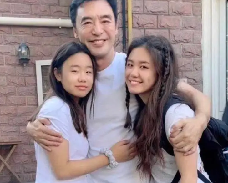 以真心换真心，钟镇涛现任妻子对继子女视如己出，一家人温馨和睦