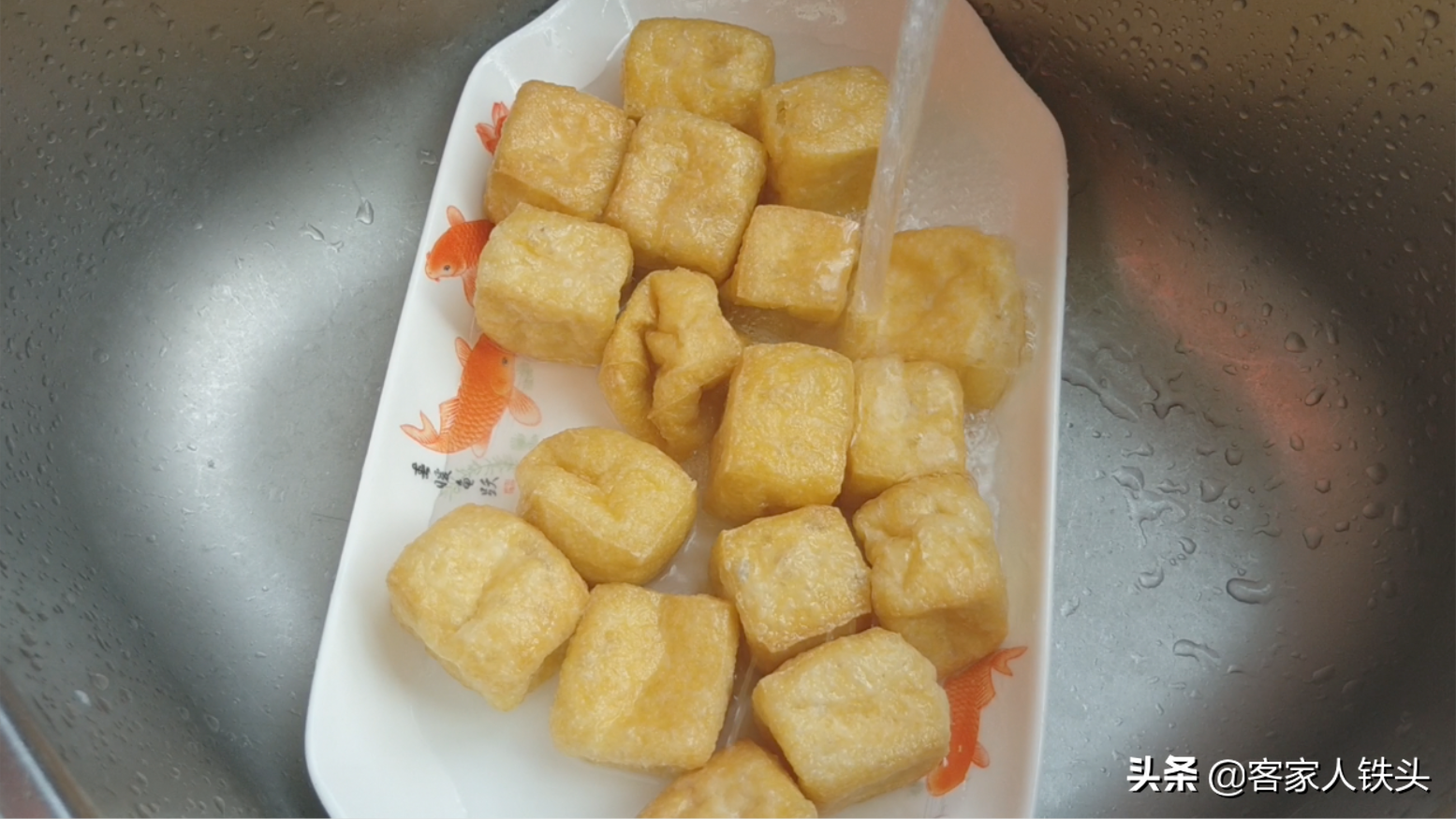 客家油豆腐配上1个鱼头，一道费饭菜做法，又香又滑闻到都流口水