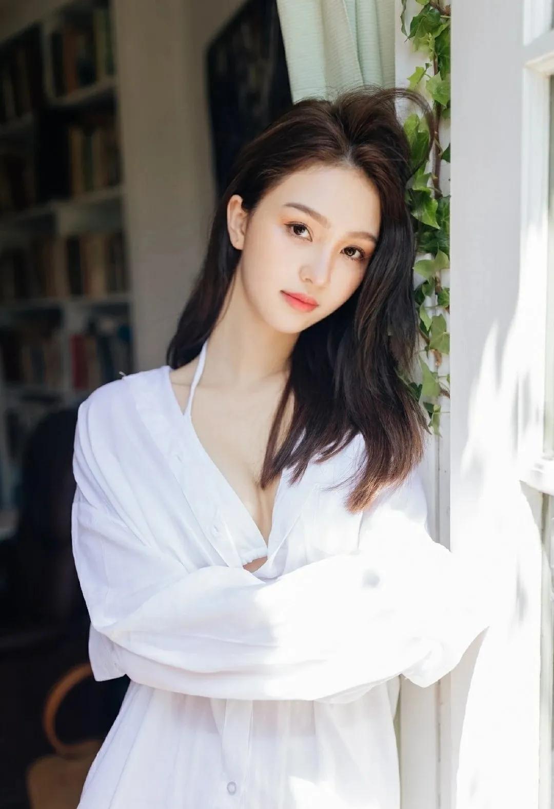 清纯可爱模特身材大长腿性感美女图片