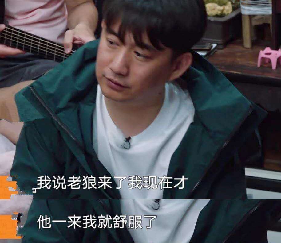 在综艺上如鱼得水的黄磊，被网友吐槽情商低，