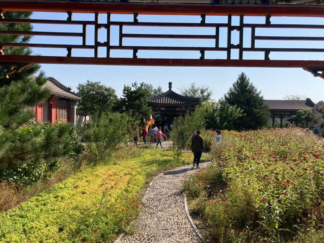 长春—通辽金秋首发团畅玩第二天：逛孝庄园、吃烧麦宴...