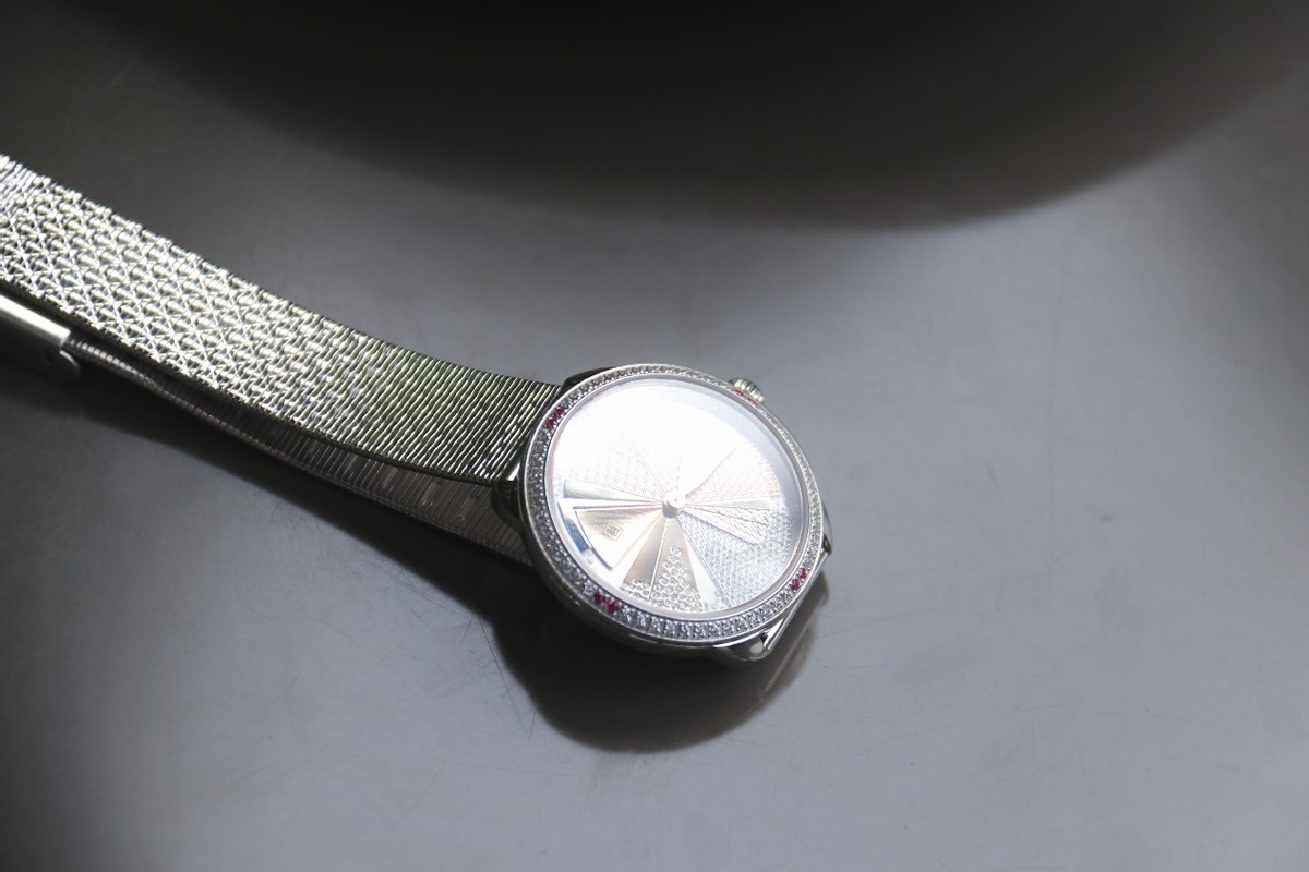 女士手表都如此美？釉上造物臻选精致手表，宛若芳华极致奢华之美