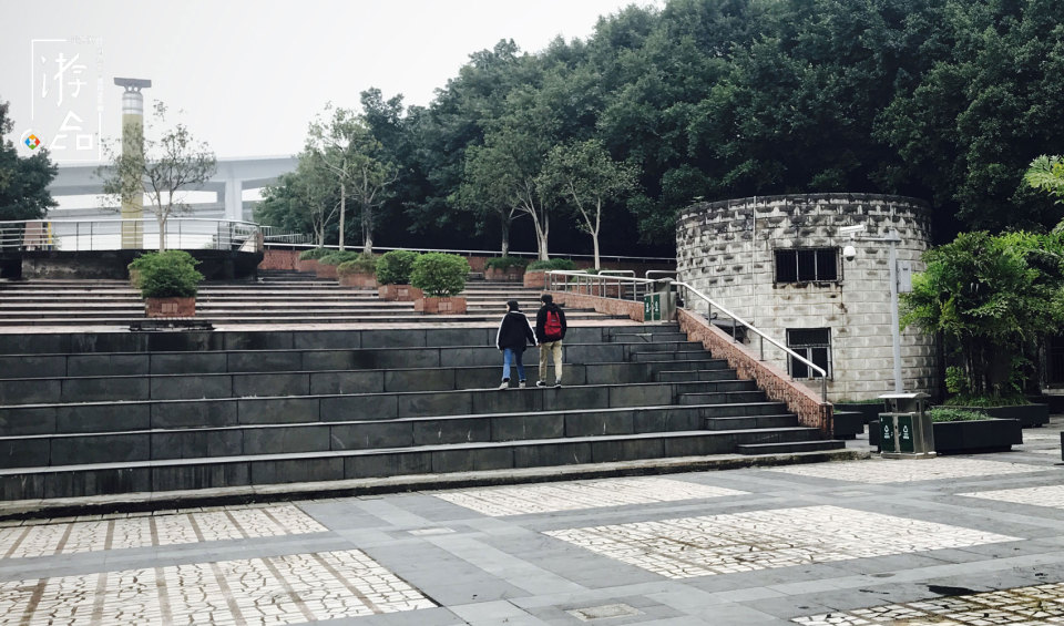 菜园坝有一座公园，曾见证无数重庆人结为夫妻，现在却臭气弥漫