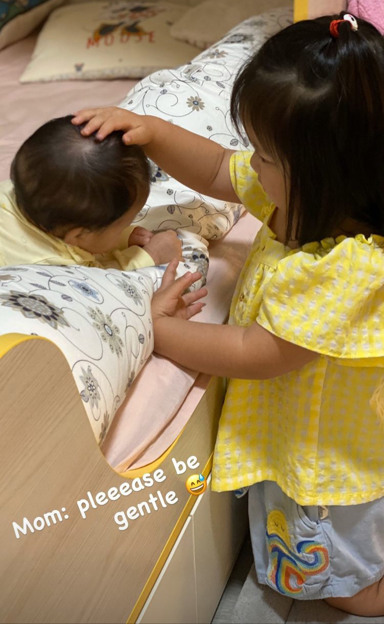 王祖藍帶大女兒出遊，父女倆眼神動作同步相似，很像哥哥和妹妹