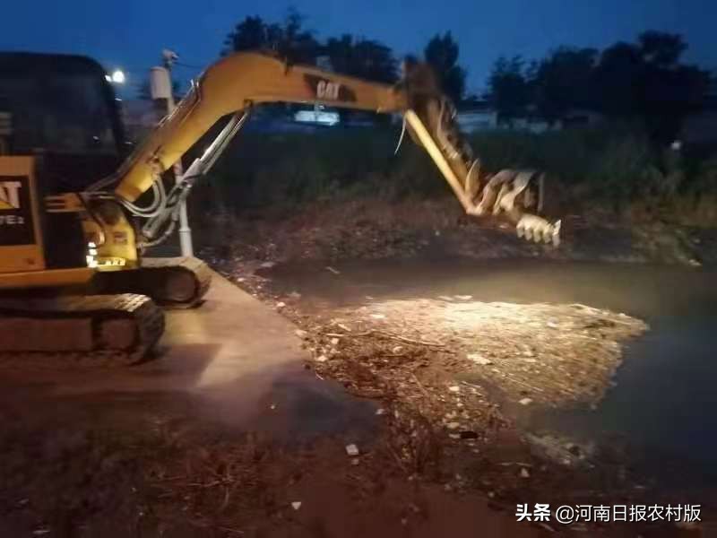 汤阴县城关镇全体班子成员及机关男同志近百人紧急集合，组成应急抢险队，全力以赴应对强降雨