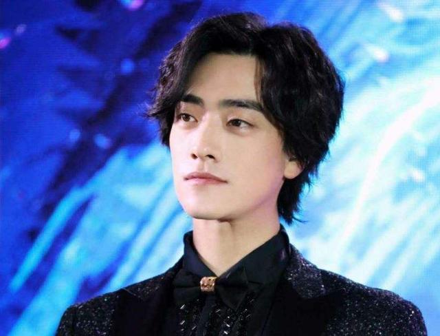 恋情|郑云龙恋情曝光？陪神秘女子练车关系密切 工作归来直奔妹子新住所引浮想联翩