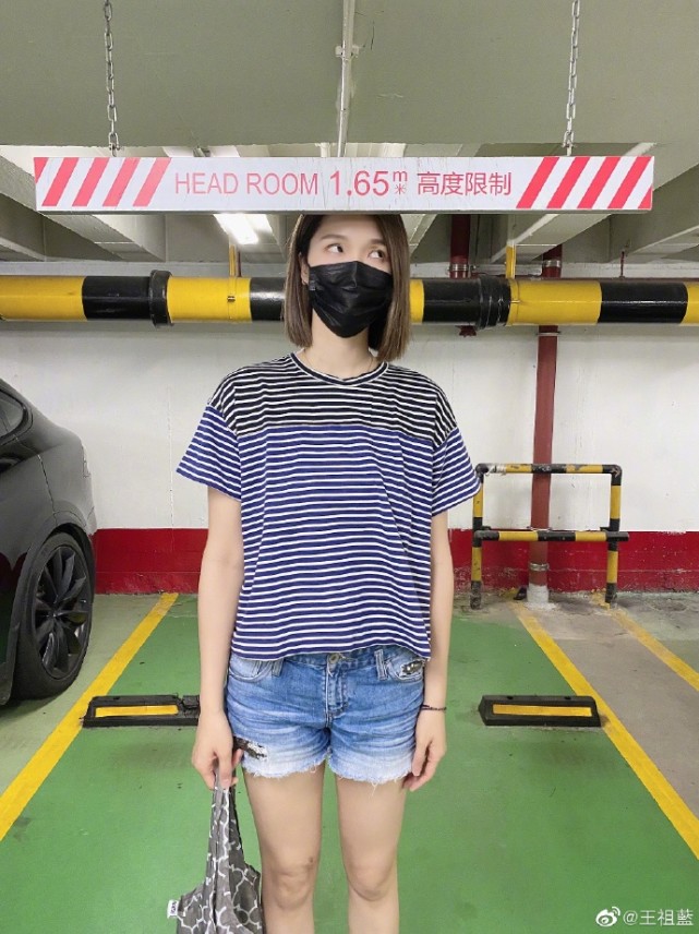 王祖蓝离家34天格外想家，抱李亚男人形牌舍不得撒手，表情可爱