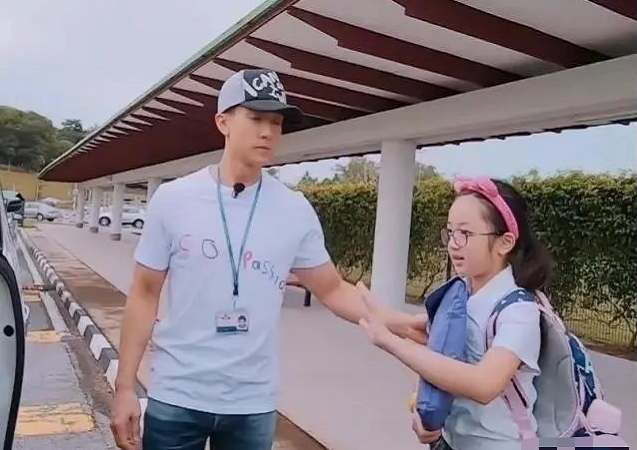 吳尊全家聚餐意外露富，豪宅超大帶花園泳池，女兒顏值赶超媽媽