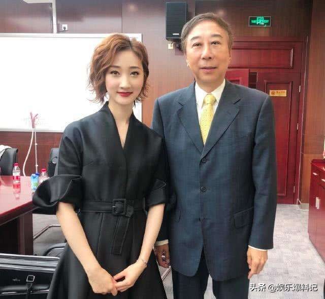 冯巩60岁老婆近照，气质优雅风韵犹存，儿子长得跟他一模一样