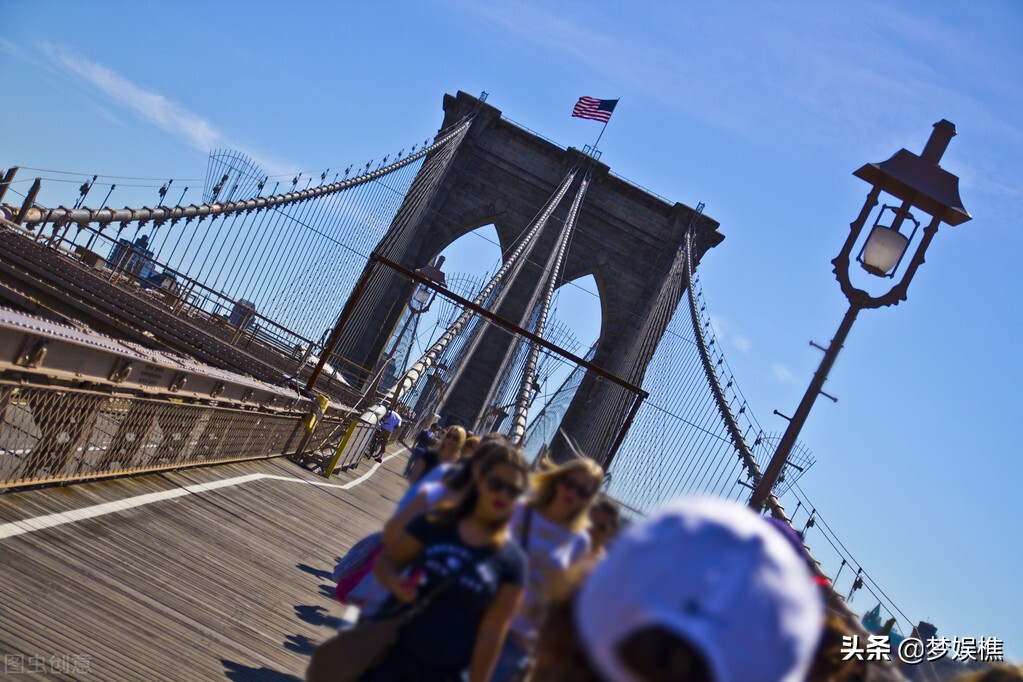 美國隨時坍塌的橋樑下，是開始癱瘓的美國基建，可資本只投資戰爭