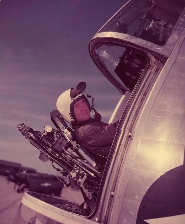 飞机当火箭开，美军“旱地拔葱”战机垂直上天