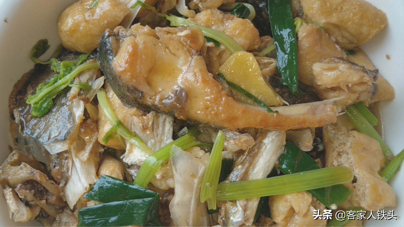 客家油豆腐配上1个鱼头，一道费饭菜做法，又香又滑闻到都流口水