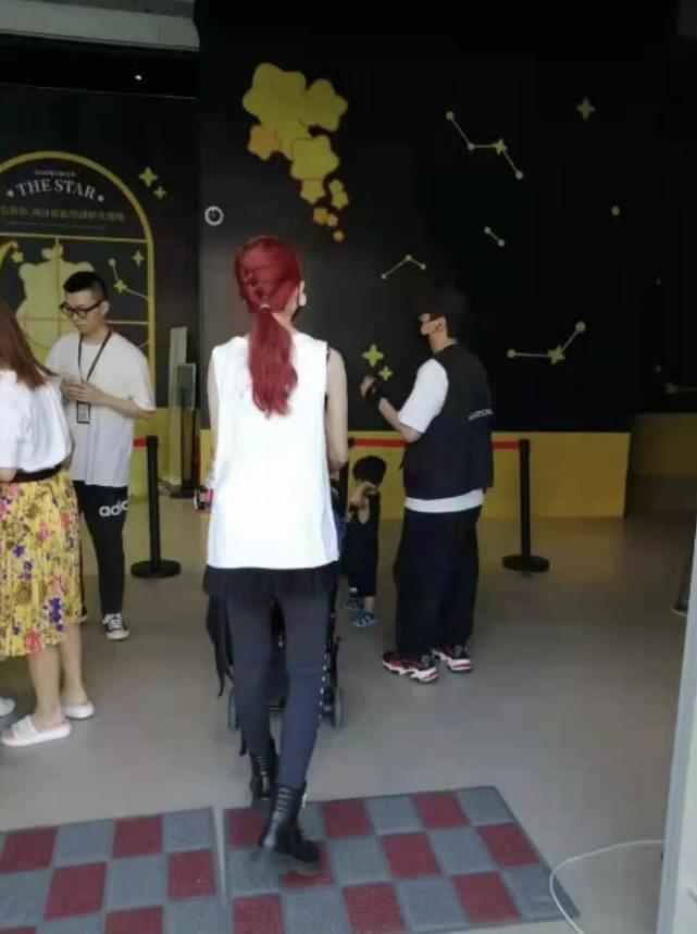 蔡少芬带三个孩子逛街被偶遇，不见张晋在身边，两位保姆贴身跟随