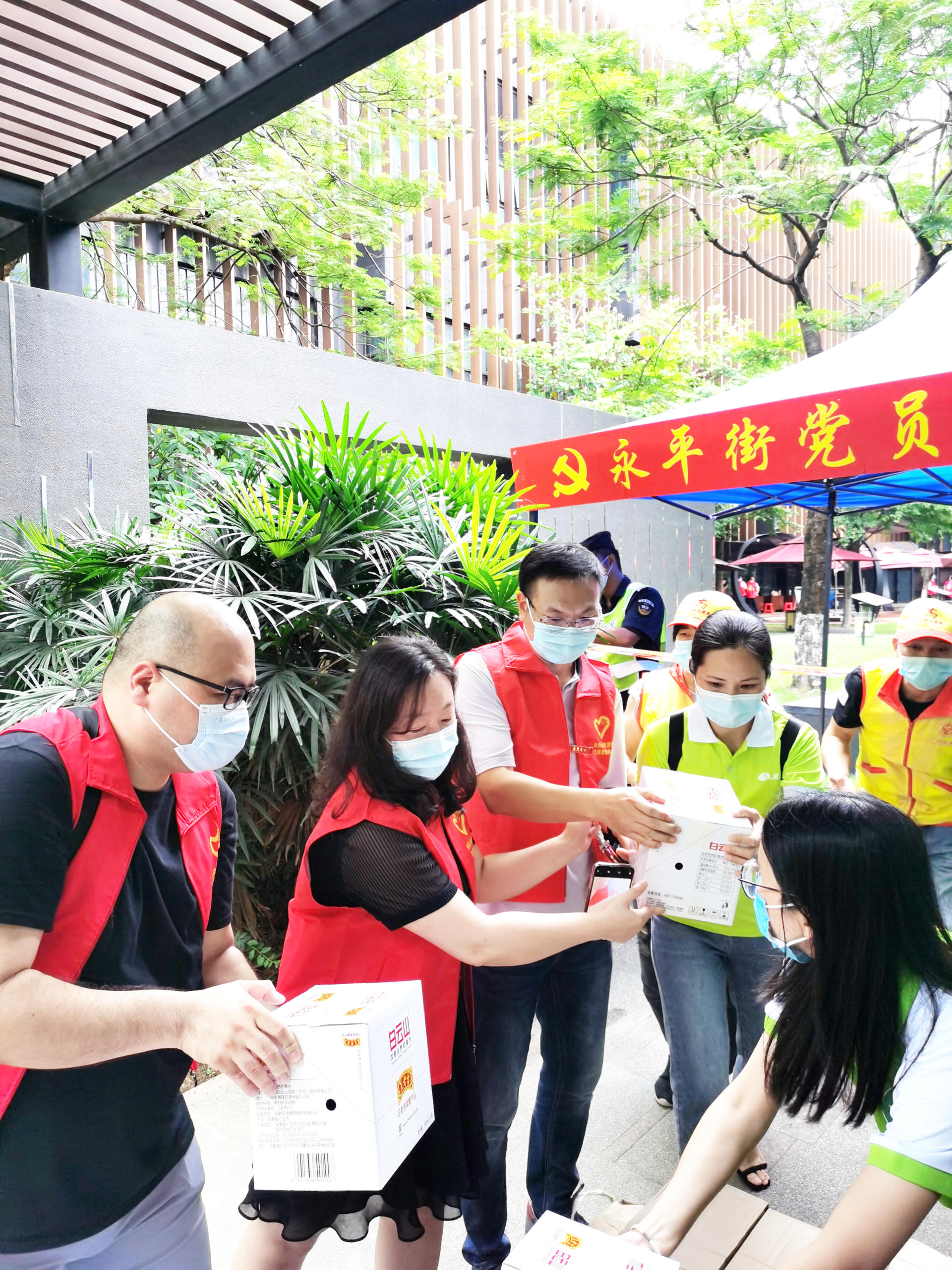 板蓝根颗粒所属白云山和黄中药捐赠防疫物资支持广州抗疫