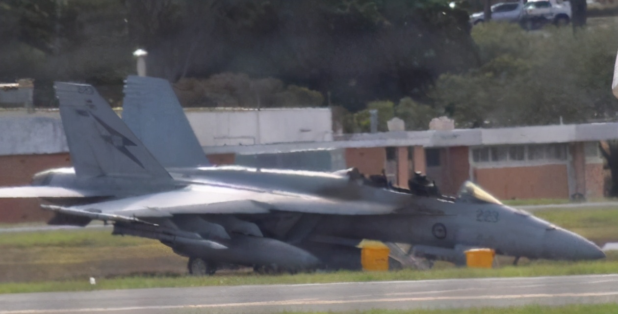 奇葩！澳大利亚战机失控，飞行员只顾跳伞，飞