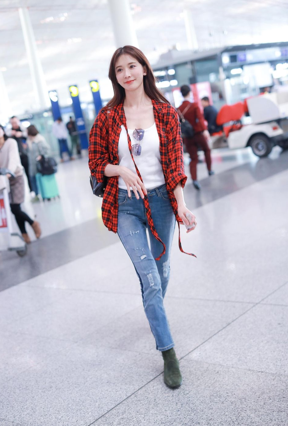 45岁林志玲婚后了不得，牛仔裤这么紧照样穿，简