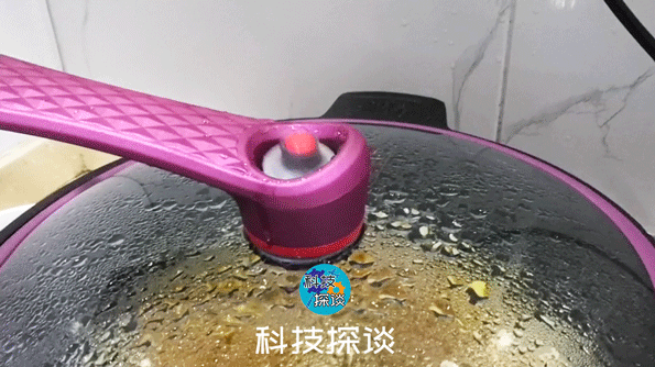 吃鸡啦，还加了土豆、青椒、茄子和豆芽，帝伯朗钛钻不粘锅挺好用