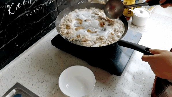 東北名菜小雞燉蘑菇，原來(lái)好吃是有道理的，雞肉不腥不柴味更香