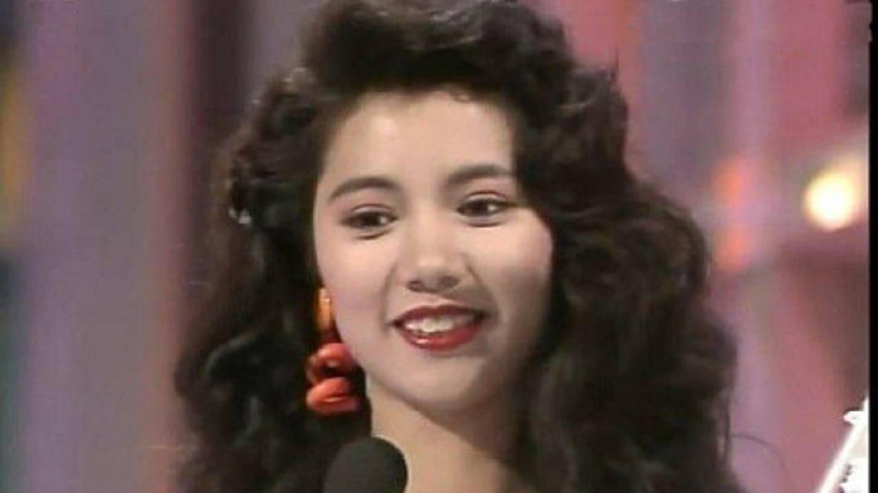 网友偶遇袁咏仪买名牌包，张智霖在旁等候，随时准备掏15万元买单