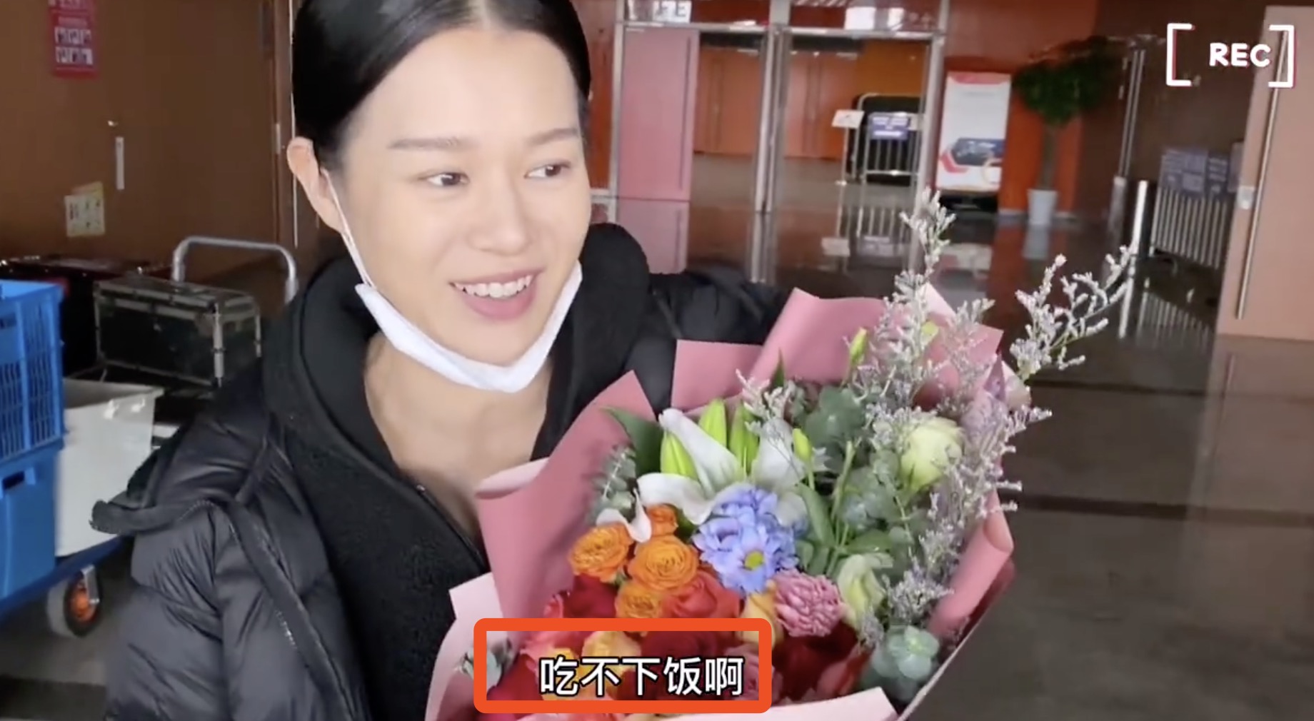 女主外男主內？ 胡杏兒產後一個多月就復工，李乘德輔導兒子有耐心