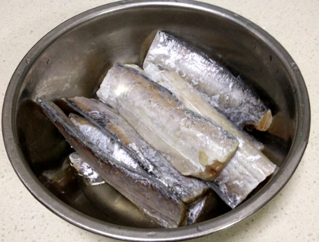 图片[3]-炸带鱼技巧 做对了带鱼酥脆还不粘锅-起舞食谱网