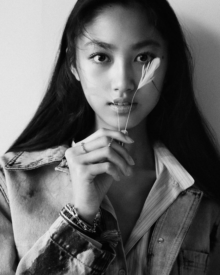 任达华长女炫100公分长腿登封面，妈妈琦琦寄语泪目，女儿长大了