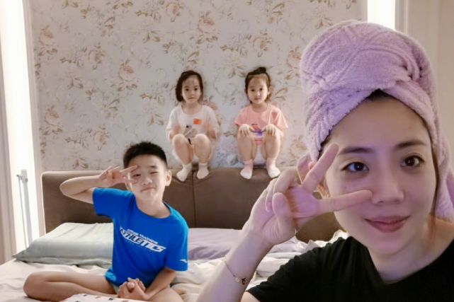 楊威罕曬爸爸兒子合照，楊陽洋蹲地擇菜側顏像爺爺，口袋紅包搶鏡