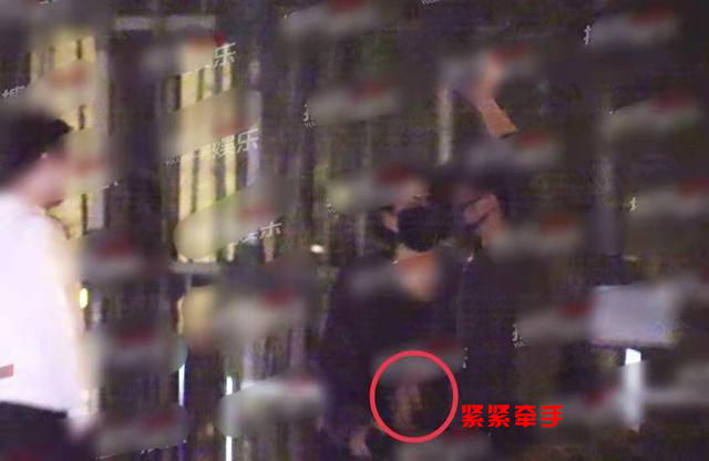 Humble of king of Xie Ting sharp edge is high-key beautiful conjugal love, after dining together, the sweet person of the same trade that pull a hand returns love mew in all! 