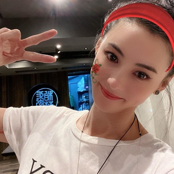 张柏芝抱小儿子超市购物，否认怀第四胎，自曝正式封肚不再生育