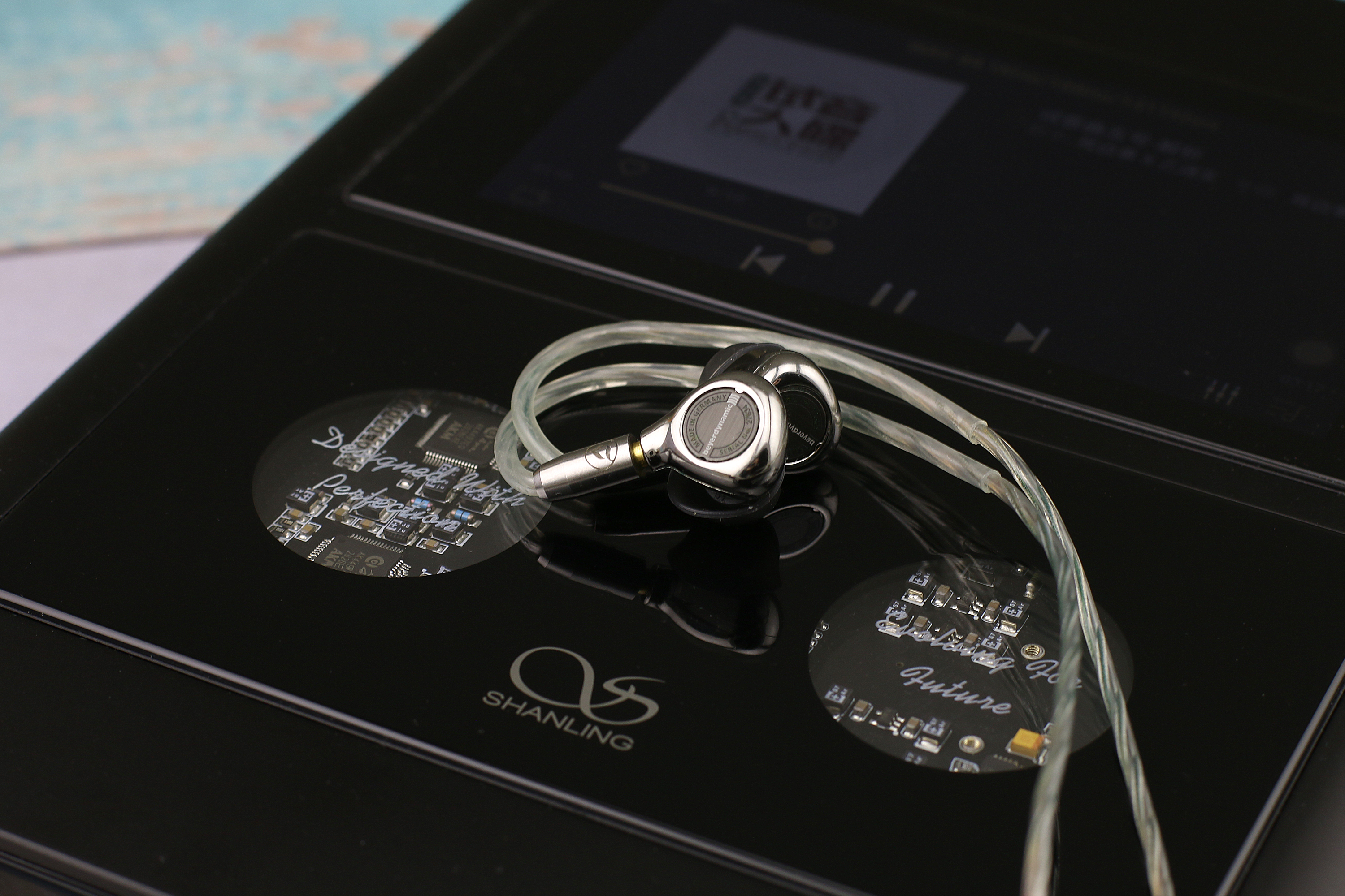 「耳边评测」两万块的全能音乐中心—山灵m30"巨无霸"播放器