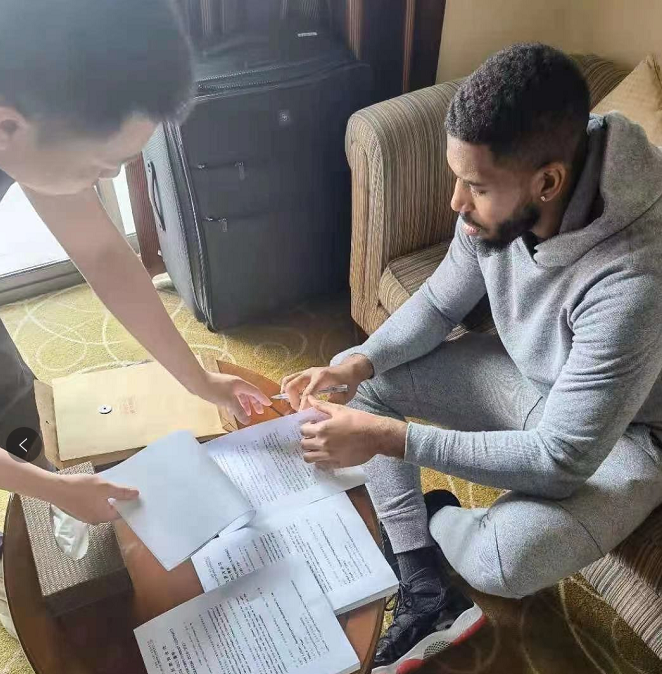 Came really! Explode Thompson autograph makes an appointment with the spot to illuminate, join in formally Guangdong, registered recently