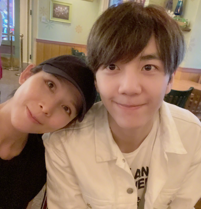 蔡少芬携闺蜜迪士尼游玩庆生童心未泯，和洪欣儿子自拍秒变迷妹